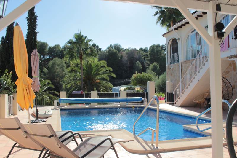 Pool und Liegestühle