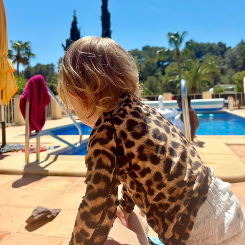 Kind vor Pool